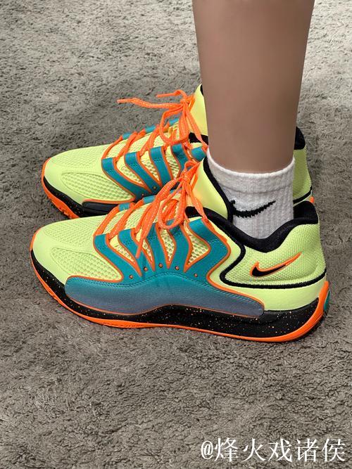 履新登场!霍姆格伦穿着虎纹KD18亮相拉斯维加斯进行训练 履新登场!霍姆格伦穿着虎纹KD18亮相拉斯维加斯进行训练