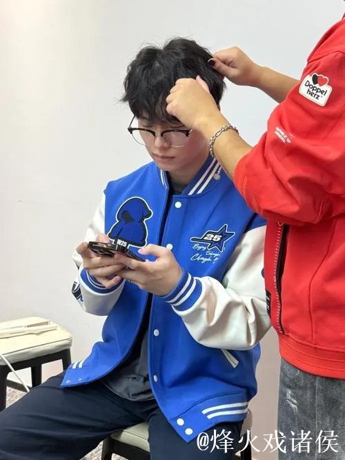 JDG官媒晒队员日常照:带兄弟们看北京初雪噜 JDG官媒晒队员日常照:带兄弟们看北京初雪噜