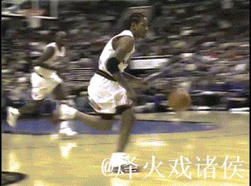 脚踝终结者！桑普森双变向晃倒法耶，随后单臂暴扣激情庆祝