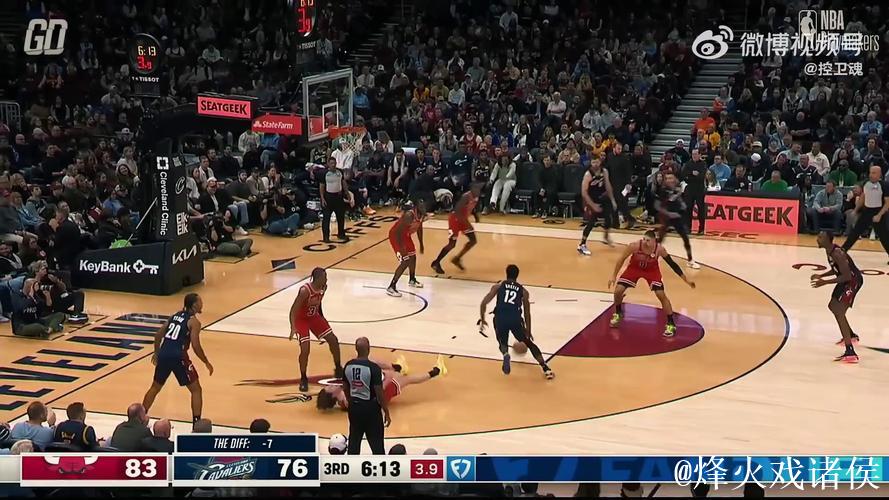 脚踝终结者！桑普森双变向晃倒法耶，随后单臂暴扣激情庆祝