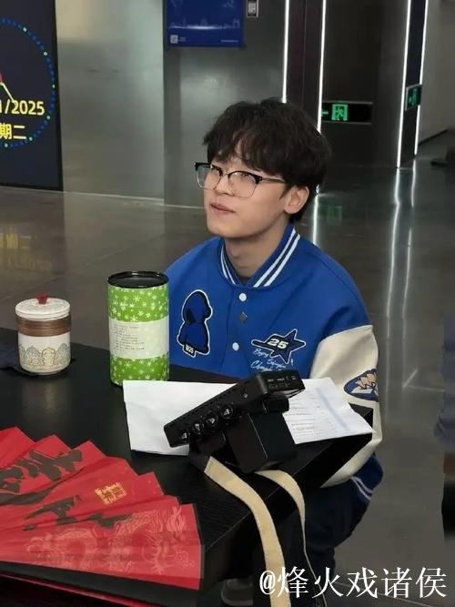 JDG官媒晒队员日常照:带兄弟们看北京初雪噜 JDG官媒晒队员日常照:带兄弟们看北京初雪噜